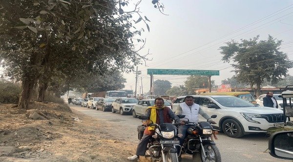Sultanpur: Crowd of devotees gathered on the highway from Ayodhya to Prayagraj.