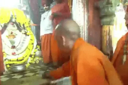 CM Yogi bowed his head at the feet of Ram Lala