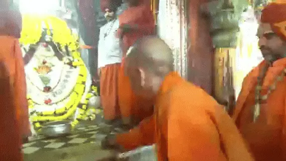 CM Yogi bowed his head at the feet of Ram Lala