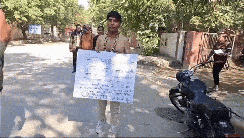 In Sonipat, District Councilor raised a hue and cry against the government in a unique way.