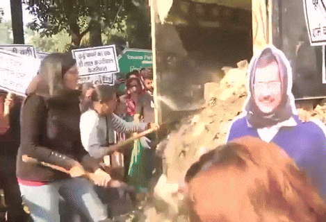 Delhi: Rajya Sabha MP Swati Maliwal protests against cleaning of Delhi.