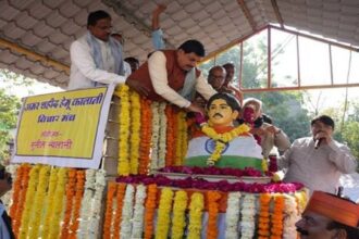 Chief Minister Dr. Yadav garlanded the statue of immortal martyr Hemu Kalani.