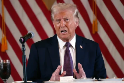 भारत-अमेरिका संबंधों पर ट्रंप के राष्ट्रपति बनने का प्रभाव भारत और अमेरिका के बीच के संबंध ऐतिहासिक रूप से मजबूत रहे हैं। ट्रंप के राष्ट्रपति बनने के बाद इन संबंधों में और भी गहराई आ सकती है। उनके कार्यकाल में "इंडो-पैसिफिक" रणनीति को लेकर भारत को एक महत्वपूर्ण साझेदार के रूप में देखा गया है। व्यापारिक सहयोग में संभावनाएं अमेरिका और भारत के बीच व्यापारिक संबंध पिछले कुछ दशकों में तेजी से बढ़े हैं। ट्रंप ने अपने राष्ट्रपति कार्यकाल के दौरान "फेयर ट्रेड" पर जोर दिया। इससे भारत को अपनी निर्यात नीतियों में सुधार का मौका मिला। नए व्यापार समझौते: ट्रंप के नेतृत्व में दोनों देशों के बीच व्यापार समझौतों की संख्या बढ़ सकती है। भारतीय निर्यात के लिए नए अवसर: भारतीय टेक्सटाइल, फार्मास्युटिकल्स, और आईटी सेवाओं को अमेरिकी बाजार में नई संभावनाएं मिल सकती हैं। आयात शुल्क और टैक्स में संभावित बदलाव: ट्रंप ने अमेरिकी बाजार को विदेशी कंपनियों के लिए खोलने की नीति अपनाई थी। इससे भारतीय कंपनियों को भी फायदा हो सकता है। रक्षा क्षेत्र में सहयोग भारत की रक्षा ताकत में उन्नति अमेरिका के साथ भारत की रक्षा साझेदारी में उन्नति हो सकती है। ट्रंप प्रशासन के दौरान कई रक्षा सौदे किए गए, जिनमें एडवांस्ड फाइटर जेट्स, ड्रोन, और मिसाइल सिस्टम शामिल थे। तकनीकी हस्तांतरण के लाभ अमेरिका से अत्याधुनिक रक्षा तकनीक हासिल करना भारत के लिए गेम-चेंजर साबित हो सकता है। इससे भारत की सुरक्षा क्षमता बढ़ेगी और स्वदेशी उत्पादन को भी बढ़ावा मिलेगा। आप्रवासन और भारतीय समुदाय पर प्रभाव H1B वीज़ा नीति में बदलाव भारतीय आईटी पेशेवरों के लिए H1B वीज़ा एक महत्वपूर्ण मुद्दा है। ट्रंप ने अपनी नीतियों में वीज़ा प्रक्रिया को पारदर्शी और तेज़ बनाने पर जोर दिया। भारतीय प्रवासी समुदाय की भूमिका अमेरिका में भारतीय प्रवासी समुदाय का प्रभाव काफी बढ़ा है। ट्रंप के कार्यकाल में भारतीय समुदाय को और सशक्त बनाने के प्रयास हुए। ट्रंप की नीतियों का भारत के स्टार्टअप्स पर प्रभाव तकनीकी साझेदारी में वृद्धि भारतीय स्टार्टअप्स को अमेरिकी तकनीकी कंपनियों से साझेदारी के अवसर मिल सकते हैं। वित्तीय निवेश के अवसर अमेरिका के निवेशक भारत के उभरते स्टार्टअप्स में निवेश के लिए प्रोत्साहित हो सकते हैं। ऊर्जा और पर्यावरण क्षेत्र में सहयोग तेल और प्राकृतिक गैस का व्यापार भारत और अमेरिका के बीच ऊर्जा व्यापार में बढ़ोतरी हुई है। ट्रंप ने भारत को सस्ते ऊर्जा स्रोत उपलब्ध कराने का वादा किया था। स्वच्छ ऊर्जा के लिए संयुक्त पहल पर्यावरण सुरक्षा में सहयोग से दोनों देशों को जलवायु परिवर्तन की चुनौतियों का सामना करने में मदद मिलेगी। चीन पर ट्रंप की सख्ती और भारत के लिए लाभ एशिया में रणनीतिक संतुलन चीन पर ट्रंप की सख्ती से भारत को एशियाई क्षेत्र में अधिक प्रभावशाली बनने का मौका मिला। भारत के सुरक्षा हितों का संरक्षण चीन की बढ़ती ताकत के खिलाफ भारत को ट्रंप के सहयोग से सुरक्षा गारंटी मिली। शिक्षा और अनुसंधान में सहयोग भारतीय छात्रों के लिए अवसर अमेरिकी विश्वविद्यालयों में भारतीय छात्रों को ज्यादा अवसर मिल सकते हैं। संयुक्त अनुसंधान परियोजनाएं भारत और अमेरिका के बीच अनुसंधान सहयोग नई ऊंचाइयों तक पहुंच सकता है। ट्रंप और भारत के वैश्विक रणनीतिक हित आतंकवाद विरोधी अभियान में सहयोग भारत और अमेरिका आतंकवाद के खिलाफ संयुक्त अभियान चला सकते हैं। संयुक्त राष्ट्र में भारत की भूमिका भारत को संयुक्त राष्ट्र में एक स्थायी सदस्यता की दिशा में ट्रंप का समर्थन मिल सकता है। FAQs: ट्रंप के राष्ट्रपति बनने से भारत को संबंधित सवाल 1. ट्रंप की भारत नीति क्या है? ट्रंप की भारत नीति का मुख्य उद्देश्य दोनों देशों के बीच व्यापार और रणनीतिक सहयोग को बढ़ाना है। 2. ट्रंप के आने से H1B वीजा पर क्या प्रभाव पड़ेगा? H1B वीजा प्रक्रिया में पारदर्शिता और तेज़ी आई है, जो भारतीय पेशेवरों के लिए फायदेमंद है। 3. भारत और अमेरिका के व्यापारिक संबंध कैसे बदल सकते हैं? व्यापारिक संबंधों में विस्तार हो सकता है, खासतौर पर आईटी और टेक्नोलॉजी सेक्टर में। 4. ट्रंप और भारत की रक्षा साझेदारी पर क्या असर होगा? भारत को उन्नत रक्षा तकनीक और उपकरण प्राप्त हो सकते हैं। 5. क्या ट्रंप का चीन पर सख्त रुख भारत के लिए फायदेमंद है? हां, ट्रंप की चीन विरोधी नीतियां भारत के लिए रणनीतिक रूप से फायदेमंद हैं। 6. ट्रंप के नेतृत्व में भारत-अमेरिका संबंधों का भविष्य क्या है? यह संबंध और भी मजबूत हो सकते हैं, खासकर व्यापार, रक्षा, और तकनीकी क्षेत्रों में।