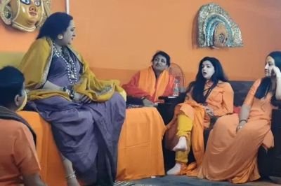 90 के दशक की मशहूर अभिनेत्री ममता कुलकर्णी अब साध्वी बन चुकी हैं। महाकुंभ में किन्नर अखाड़े की महामंडलेश्वर के रूप में उनका सम्मान किया जाएगा।