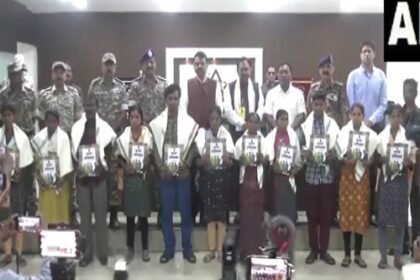 11 Naxalites laid down arms, surrendered before CM Fadnavis
