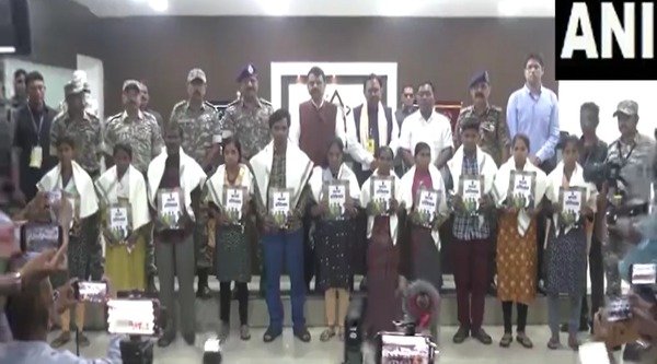 11 Naxalites laid down arms, surrendered before CM Fadnavis