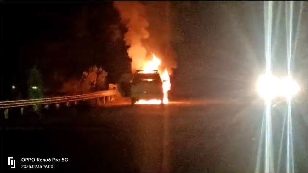 A vehicle carrying tourists turned into a ball of fire