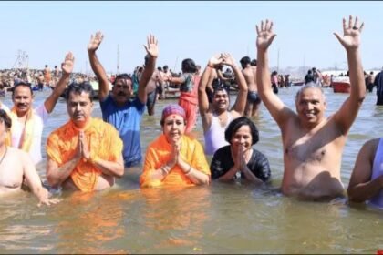 Tripura Chief Minister took holy bath in Sangam along with his family