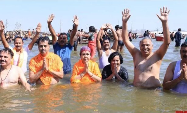 Tripura Chief Minister took holy bath in Sangam along with his family