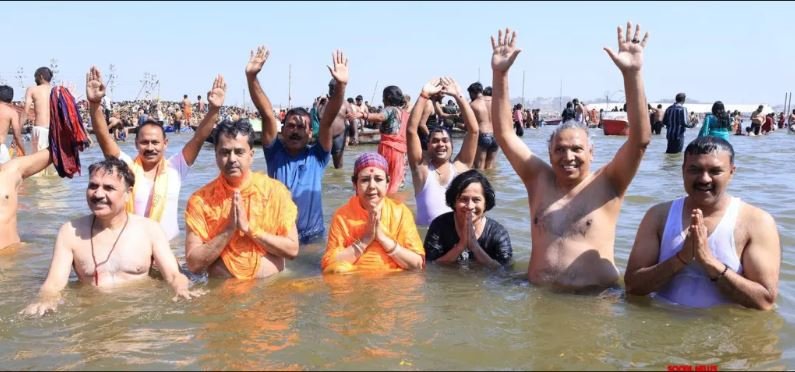 Tripura Chief Minister took holy bath in Sangam along with his family