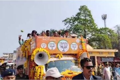 Chhattisgarh: CM Vishnudev Sai sought public support by doing a roadshow in Jagdalpur.