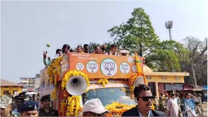 Chhattisgarh: CM Vishnudev Sai sought public support by doing a roadshow in Jagdalpur.