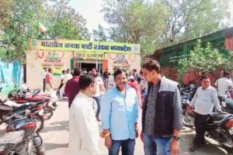 BJP workers burst crackers in Khandwa to celebrate victory in Delhi