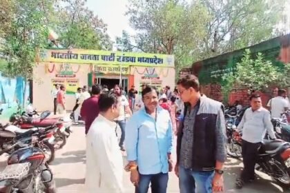 BJP workers burst crackers in Khandwa to celebrate victory in Delhi