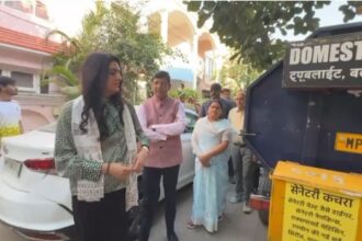 Pushyamitra Bhargava showed the cleanliness system of Indore to the Mayor of England.