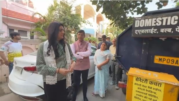 Pushyamitra Bhargava showed the cleanliness system of Indore to the Mayor of England.