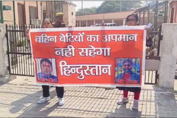 Agra: Zahid Qureshi's problems may increase, Hindu Mahasabha protest against misbehavior with women.