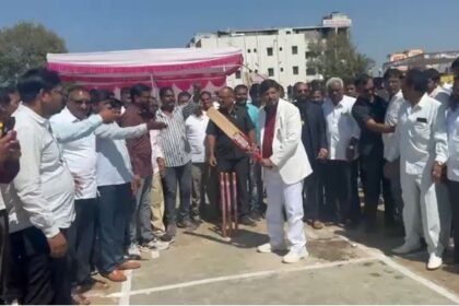 National President of RPI, Union Social Justice Minister Ramdas Athawale played cricket.