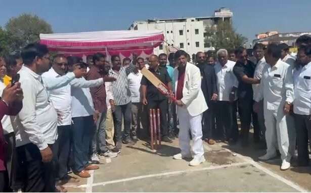National President of RPI, Union Social Justice Minister Ramdas Athawale played cricket.