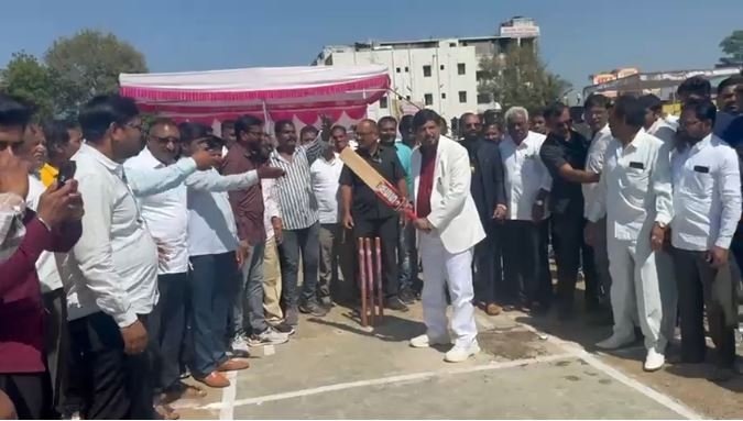 National President of RPI, Union Social Justice Minister Ramdas Athawale played cricket.