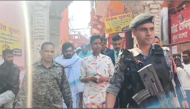 Kumar Vishwas offered prayers at Deoghar Baba Baidyanath temple.