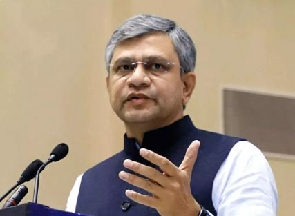 Railway Minister Ashwini Vaishnav inspected Gorakhpur Railway Station, gave important guidelines to officials