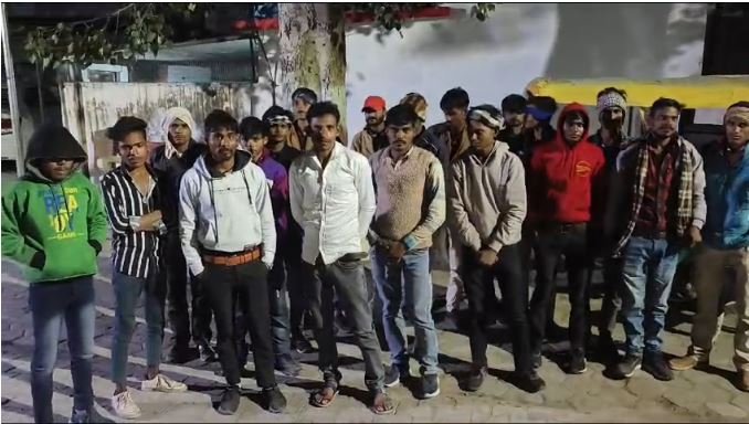 Jhansi: Case of 19 passengers sitting in three passenger auto, police took action