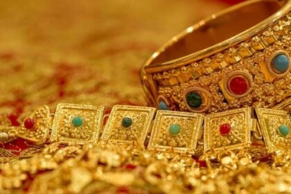 The price of 10 grams of gold became ₹ 83,000