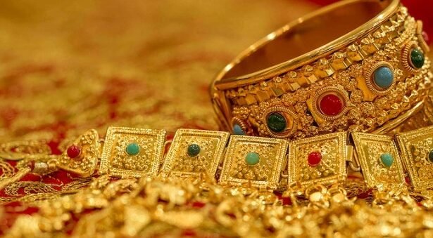 The price of 10 grams of gold became ₹ 83,000