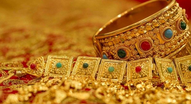 The price of 10 grams of gold became ₹ 83,000