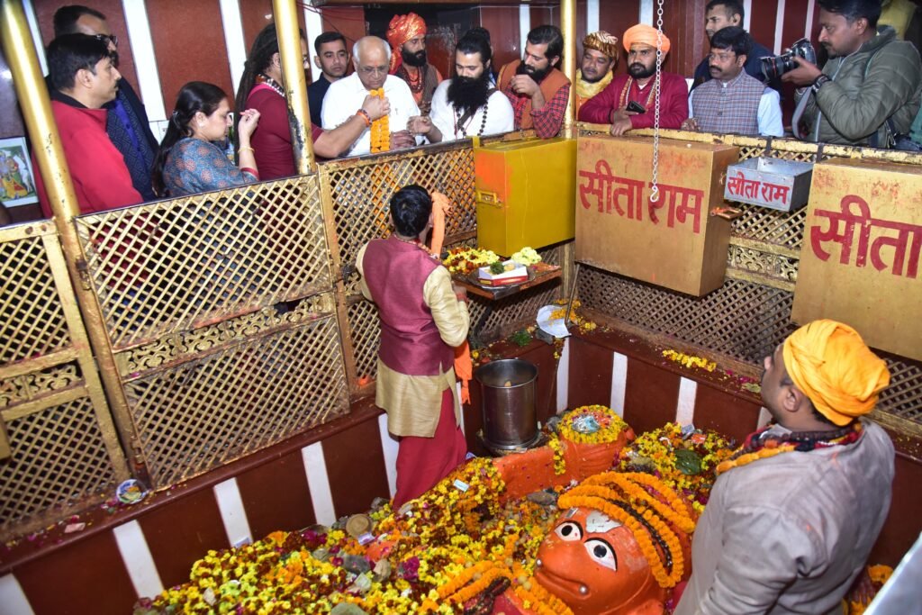 After taking bath in Sangam Triveni, Chief Minister Bhupendra Patel praised the arrangements made by Yogi government in Mahakumbh.