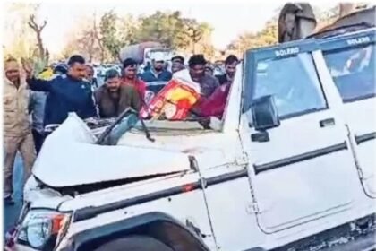 Bolero vehicle of devotees returning from Mahakumbh in Raigarh district collided with a trailer coming from the front.