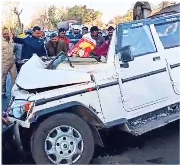 Bolero vehicle of devotees returning from Mahakumbh in Raigarh district collided with a trailer coming from the front.