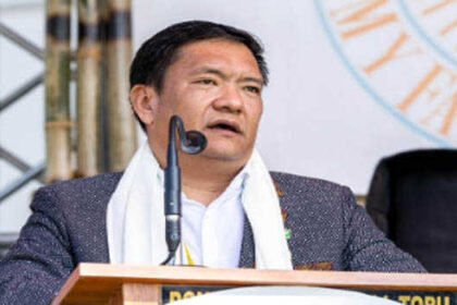 गुवाहाटी, 16 फरवरी 2025: अरुणाचल प्रदेश में ईसाई समुदाय राज्य सरकार के "अरुणाचल प्रदेश फ्रीडम ऑफ रिलीजन एक्ट" (APFRA) को लागू करने के खिलाफ विरोध में सोमवार को आठ घंटे की भूख हड़ताल करेगा। इस भूख हड़ताल का आयोजन अरुणाचल क्रिस्चियन फोरम (ACF) द्वारा किया जाएगा, जो राज्य में विभिन्न ईसाई संप्रदायों की सर्वोच्च संस्था है। सरकार का बयान: राज्य सरकार का कहना है कि APFRA को गुवाहाटी उच्च न्यायालय के आदेश के अनुपालन में लागू किया जाएगा। उच्च न्यायालय ने सितंबर 2024 से छह महीने के भीतर एक्ट के ड्राफ्ट नियमों को अंतिम रूप देने का आदेश दिया था। मुख्यमंत्री पेमा खांडू ने कहा कि इन नियमों को उच्च न्यायालय के निर्देशों के तहत तैयार किया जा रहा है। उनका कहना था कि ये नियम किसी भी धर्म के खिलाफ नहीं हैं और यह आदिवासी धर्मों को अतिरिक्त सुरक्षा देने के लिए बनाए जा रहे हैं। मुख्यमंत्री का बयान: मुख्यमंत्री खांडू ने कहा कि "ये नियम हिंदू, मुस्लिम, बौद्ध या ईसाई समुदायों के खिलाफ नहीं हैं। इनका उद्देश्य आदिवासी धर्मों की रक्षा करना है।" उन्होंने ACF से विरोध प्रदर्शन ना करने की अपील की। ACF का विरोध: हालांकि, ACF ने मुख्यमंत्री के इस बयान को खारिज करते हुए उन्हें दोगला करार दिया। ACF के अध्यक्ष तरह मिरी ने कहा कि मुख्यमंत्री ने 2018 में इस कड़े कानून को रद्द करने का वादा किया था, लेकिन 2024 में उन्होंने इसे लागू करने का ऐलान किया। उन्होंने इसे संविधान के खिलाफ, एंटी-क्रिश्चियन और धर्मनिरपेक्षता की भावना के खिलाफ बताया। हड़ताल का आयोजन: भूख हड़ताल सुबह 9 बजे से शाम 5 बजे तक जिले और उप-मंडल मुख्यालयों पर आयोजित की जाएगी। मिरी ने यह भी बताया कि इतानगर में तीन से चार विधायक इस विरोध प्रदर्शन में शामिल होंगे। APFRA का इतिहास: इस एक्ट को 1978 में आदिवासी समुदायों के पारंपरिक धार्मिक प्रथाओं को बाहरी प्रभाव या दबाव से बचाने के लिए पेश किया गया था।