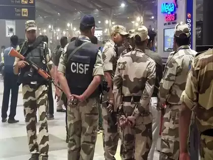 केंद्रीय औद्योगिक सुरक्षा बल (CISF) ने कांस्टेबल/ ट्रेड्समैन के पदों के लिए कुल 1161 वैकेंसी जारी की हैं। इन पदों के लिए उम्मीदवारों का चयन शारीरिक दक्षता परीक्षा (PET), शारीरिक मानक परीक्षण (PST), दस्तावेज़ परीक्षण, व्यापार परीक्षण, लिखित परीक्षा और चिकित्सकीय परीक्षा के आधार पर किया जाएगा। आवेदन प्रक्रिया 5 मार्च 2025 से शुरू होगी और 3 अप्रैल 2025 तक चलेगी। इस लेख में भर्ती से जुड़ी पूरी जानकारी दी गई है। CISF कांस्टेबल ट्रेड्समैन भर्ती 2025 का सारांश संस्था का नाम: केंद्रीय औद्योगिक सुरक्षा बल (CISF) पद का नाम: कांस्टेबल/ ट्रेड्समैन कुल वैकेंसी: 1161 विभाग: सरकारी नौकरी आवेदन तिथि: 5 मार्च 2025 से 3 अप्रैल 2025 तक आवेदन का तरीका: ऑनलाइन चयन प्रक्रिया: PET/PST, दस्तावेज़ परीक्षण, व्यापार परीक्षण, लिखित परीक्षा, चिकित्सा परीक्षा वेतन: Rs. 21,700 - 69,100/- (Pay Level – 3) अधिकृत वेबसाइट: CISF भर्ती पोर्टल महत्वपूर्ण तिथियां घटना तिथि संक्षिप्त नोटिफिकेशन जारी तिथि 17 फरवरी 2025 विस्तृत नोटिफिकेशन जारी तिथि फरवरी 2025 ऑनलाइन आवेदन शुरू 5 मार्च 2025 ऑनलाइन आवेदन समाप्त 3 अप्रैल 2025 CISF कांस्टेबल ट्रेड्समैन भर्ती 2025 के पदों की संख्या कुल 1161 पदों के लिए भर्ती की जाएगी। इन पदों का विभाजन विभिन्न ट्रेड्स और श्रेणियों के हिसाब से किया गया है। पद का नाम पुरुष महिला कुल ESM कुल (सभी श्रेणियां) कांस्टेबल/ कुक 400 44 444 49 493 कांस्टेबल/ मोची 07 01 08 01 09 कांस्टेबल/ दर्जी 19 02 21 02 23 कांस्टेबल/ नाई 163 17 180 19 199 कांस्टेबल/ धोबी 212 24 236 26 262 कांस्टेबल/ स्वीपर 123 14 137 15 152 कांस्टेबल/ पेंटर 02 00 02 00 02 कांस्टेबल/ बढ़ई 07 01 08 01 09 कांस्टेबल/ इलेक्ट्रिशियन 04 00 04 00 04 कांस्टेबल/ माली 04 00 04 00 04 कांस्टेबल/ वेल्डर 01 00 01 00 01 कांस्टेबल/ एमपी अटेंडेंट 02 00 02 00 02 कुल 945 103 1048 113 1161 CISF कांस्टेबल ट्रेड्समैन भर्ती 2025 आवेदन प्रक्रिया ऑनलाइन आवेदन लिंक: आवेदन करने के लिए CISF आधिकारिक पोर्टल पर जाएं। आवेदन की अवधि: 5 मार्च से 3 अप्रैल 2025 तक आवेदन शुल्क: जनरल/ OBC/ EWS: ₹100/- SC/ ST/ ESM: ₹0/- CISF कांस्टेबल ट्रेड्समैन पात्रता मानदंड 2025 शैक्षिक योग्यता उम्मीदवार के पास किसी मान्यता प्राप्त बोर्ड से 10वीं कक्षा (या समकक्ष) उत्तीर्ण होना चाहिए। आयु सीमा (1 अगस्त 2025 तक) न्यूनतम आयु: 18 वर्ष अधिकतम आयु: 28 वर्ष आयु में छूट: अनुसूचित जाति/जनजाति/ओबीसी/अन्य श्रेणियों के उम्मीदवारों को नियमानुसार आयु में छूट मिलेगी। CISF कांस्टेबल ट्रेड्समैन भर्ती 2025 चयन प्रक्रिया उम्मीदवारों का चयन निम्नलिखित चरणों में किया जाएगा: शारीरिक दक्षता परीक्षण (PET) शारीरिक मानक परीक्षण (PST) दस्तावेज़ परीक्षण व्यापार परीक्षण लिखित परीक्षा चिकित्सकीय परीक्षा CISF कांस्टेबल ट्रेड्समैन भर्ती 2025 शारीरिक मानक श्रेणी ऊचाई छाती (विस्तारण सहित) सामान्य, SC, OBC 167 सेमी बिना विस्तार- 80 सेमी, विस्तार- 85 सेमी गढ़वाली, कुमाऊं, गोर्खा, डोगरा, मराठा 160 सेमी बिना विस्तार- 78 सेमी, विस्तार- 83 सेमी अनुसूचित जनजाति (ST) 160 सेमी बिना विस्तार- 76 सेमी, विस्तार- 81 सेमी CISF कांस्टेबल ट्रेड्समैन भर्ती 2025 परीक्षा पैटर्न लिखित परीक्षा में कुल 100 बहुविकल्पीय प्रश्न होंगे। परीक्षा का कुल अंक 100 होगा और 120 मिनट का समय मिलेगा। विभाग प्रश्नों की संख्या अंक समय सामान्य जागरूकता 20 20 120 मिनट प्राथमिक गणित 20 20 विश्लेषणात्मक क्षमता 20 20 निरीक्षण और भेदभाव क्षमता 20 20 अंग्रेजी/ हिंदी की मूल जानकारी 20 20 कुल 100 100 120 मिनट CISF कांस्टेबल ट्रेड्समैन वेतन 2025 चयनित उम्मीदवारों को 21,700 - 69,100 रुपये प्रति माह (Pay Level – 3) का वेतन मिलेगा। इसके अतिरिक्त विभिन्न भत्ते और अन्य सुविधाएं भी दी जाएंगी। अक्सर पूछे जाने वाले प्रश्न (FAQs) क्या CISF कांस्टेबल ट्रेड्समैन 2025 नोटिफिकेशन जारी हो गया है? हां, CISF कांस्टेबल ट्रेड्समैन 2025 का संक्षिप्त नोटिफिकेशन 17 फरवरी 2025 को जारी किया गया है। विस्तृत नोटिफिकेशन जल्द ही आधिकारिक वेबसाइट पर जारी किया जाएगा। CISF कांस्टेबल ट्रेड्समैन 2025 में कितनी वैकेंसी है? CISF कांस्टेबल ट्रेड्समैन भर्ती 2025 में कुल 1161 पदों के लिए आवेदन आमंत्रित किए गए हैं।