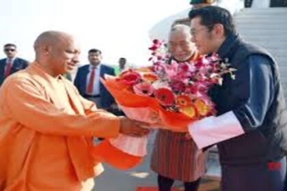 CM Yogi welcomed the King of Bhutan