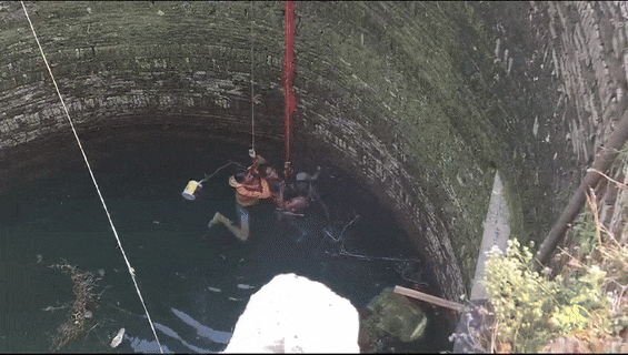 Tikamgarh- Due to a family dispute, 4 women threw a woman into a well, there was a dispute over the installation of wire fencing in the field, the family members pulled the woman out of the well, the injured woman was admitted to the district hospital for treatment, Incident in Minora village, Kotwali police station area.