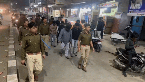 The police arrested six accused who had assaulted the restaurant operator and his brothers and employees in Bina and took out a procession in the entire city.