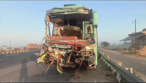 A bus full of devotees going from Delhi to Maha Kumbh, There were 57 devotees in the bus and 30 were injured