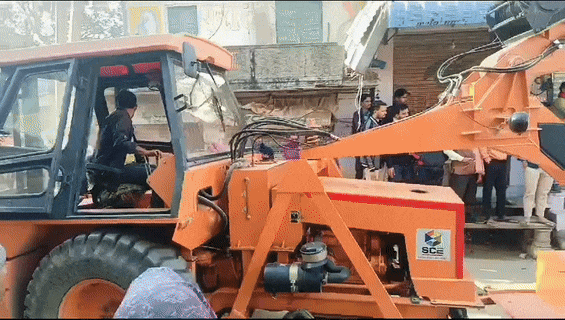 Due to Google Map mistake, trailer entered narrow streets, police pulled it out with crane