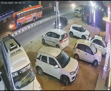 Fatehpur: A speeding cruiser hit a parked bus with force from behind.