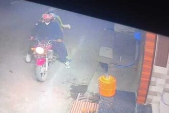 !!Two youths beat up the bus driver while extorting him half naked, the incident was captured in the CCTV installed in the bus!!