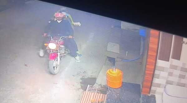 !!Two youths beat up the bus driver while extorting him half naked, the incident was captured in the CCTV installed in the bus!!