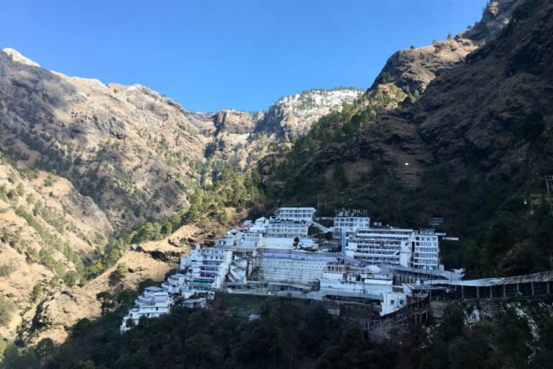 पावर शटडाउन: जम्मू के विभिन्न इलाकों में बिजली आपूर्ति बाधित जम्मू, 15 फरवरी 2025: मुख्य अभियंता (वितरण) जे.पी.डी.सी.एल. जम्मू ने सूचित किया है कि 16 फरवरी 2025 को विभिन्न क्षेत्रों में बिजली आपूर्ति बाधित रहेगी। निम्नलिखित क्षेत्र प्रभावित होंगे: प्रभावित क्षेत्र और समय सिद्धरा, झज्जरकोटली, जनपुर, सुबाश नगर, बीबी-1, बीबी-2, अखनूर, गंगयाल, गांधी नगर, त्रिकुटा नगर, नानक नगर, रेल हेड कॉम्प्लेक्स, विश्वविद्यालय क्षेत्र, सिटी क्षेत्र, डीसी ऑफिस, बोरिया (पीएचई), सुंजवान, बठिंडी, नारवाल, ट्रांसपोर्ट नगर, छन्नी हिम्मत समय: 16 फरवरी को सुबह 10 बजे से 3 बजे तक पूंछ टाउन, बंदीचिचियन, इस्लामाबाद, नांगली साहिब, बनपत्त, ढोकरी, MES और आसपास के क्षेत्र समय: 16 फरवरी को सुबह 10 बजे से दोपहर 2 बजे तक जूरीयन और इसके आस-पास के क्षेत्र समय: 16 फरवरी को सुबह 10 बजे से शाम 4 बजे तक कोहिनूर, बालाजी, औद्योगिक क्षेत्र SICOP, SIDCO, हतलीमोरह पुराना उद्योग और आसपास के क्षेत्र समय: 16 फरवरी को सुबह 10 बजे से 12 बजे तक विजयपुर और इसके आसपास के क्षेत्र समय: 16 फरवरी को सुबह 8 बजे से 2 बजे तक अन्य प्रभावित क्षेत्र जाख और इसके आस-पास के क्षेत्र समय: 17 फरवरी को सुबह 8 बजे से 2 बजे तक पुराना नंदपुर, नया नंदपुर, जैरदा, बाबा चमलियाल, अदलियां, पिंडी, बीएसएफ और आसपास के क्षेत्र समय: 18 फरवरी को सुबह 8 बजे से 2 बजे तक पिंडी, अदलेहर, नंदपुर, चंद्रा, बीएसएफ, बाबा चमलियाल और आसपास के क्षेत्र समय: 19 फरवरी को सुबह 8 बजे से 2 बजे तक लंबी अवधि के पावर शटडाउन सुरगाल चौक मल्होई, सारा (एचपी गैस एजेंसी के पास), कन्ना चारगल-VII, लोअर दुवारा, फॉरेस्ट कॉलोनी (चेक पोस्ट के पास), जगती और आसपास के क्षेत्र समय: 16 से 20 फरवरी तक, सुबह 10 बजे से 6 बजे तक मल्होरी जगीर (मस्जिद के पास) क्षेत्र समय: 21 से 28 फरवरी तक, सुबह 10 बजे से 6 बजे तक जंद्रा वॉल, कन्ना चारगल-VIII, चिब्बा नल्ला मेन, रामबरशुल्ला-III और जोगन क्षेत्र समय: 20 से 28 फरवरी तक, सुबह 10 बजे से 6 बजे तक लोअर गुवाडा-I, रंगूरा-II, जगती नजदीक बालू महाराज मंदिर और बेहरा-I क्षेत्र समय: 19 से 28 फरवरी तक, सुबह 10 बजे से 6 बजे तक निष्कर्ष इन क्षेत्रों में बिजली आपूर्ति प्रभावित रहेगी और नागरिकों से अनुरोध है कि वे इन निर्धारित समय के दौरान बिजली का उपयोग कम करें। जे.पी.डी.सी.एल. जम्मू द्वारा शटडाउन का कारण रख-रखाव कार्य और सुधार कार्यों को बताया गया है।