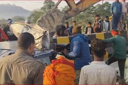 A car full of devotees rammed into a truck, police pulled out the injured with the help of JCB.