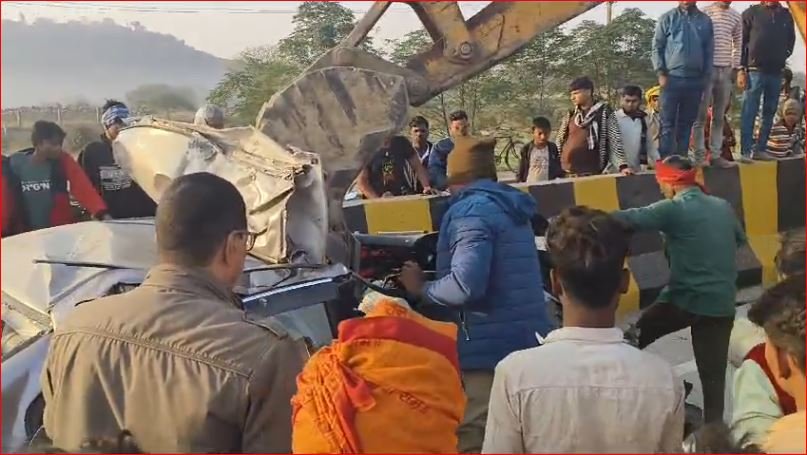 A car full of devotees rammed into a truck, police pulled out the injured with the help of JCB.