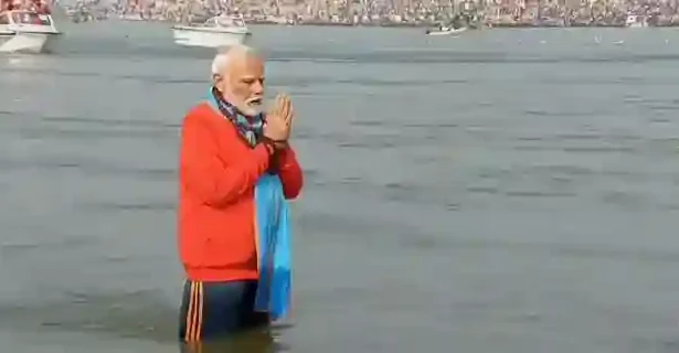 PM Modi took a dip in the Triveni bank of Mahakumbh
