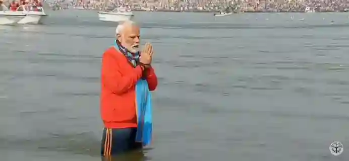 PM Modi took a dip in the Triveni bank of Mahakumbh