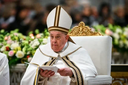 पोप फ्रांसिस: क्या अस्पताल से चल रहा है वेटिकन का राज? जानें गंभीर हालत का सच!