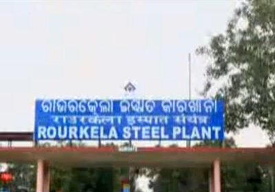 सूत्रों के मुताबिक, कर्मचारी संख्या को बेहतर करने के लिए SAIL जल्द ही एक और वीआरएस (स्वैच्छिक सेवानिवृत्ति योजना) ला सकता है, जिससे कुल कर्मचारियों की संख्या 5,000-6,000 तक सीमित हो जाए। पिछली वीआरएस योजना 2019 में आई थी। राउरकेला स्टील प्लांट (आरएसपी) में मौजूदा 11,800 कर्मचारियों को घटाकर 5,000-6,000 करने की योजना है। इसमें करीब 9,350 नॉन-एग्जीक्यूटिव, 1,700 एग्जीक्यूटिव, 780 खदान कर्मचारी और 12,000 संविदा मजदूर शामिल हैं। तस्वीर: X@SAIL Rourkela से साभार प्रसंजीत सरकार अपडेट: 20 फरवरी 2025, दोपहर 2:07 बजे 2 मिनट में पढ़ें राउरकेला: स्टील अथॉरिटी ऑफ इंडिया लिमिटेड (SAIL) अपनी कंपनी को चुस्त-दुरुस्त और लागत में किफायती बनाने की बड़ी योजना पर काम कर रही है। इसके तहत राउरकेला स्टील प्लांट (आरएसपी) को 2025-26 से शुरू होने वाला पांच साल का ‘रणनीतिक कर्मचारी रोडमैप’ (SWR) तैयार करने को कहा गया है। इस पहल के तहत आरएसपी के कर्मचारियों की संख्या को मौजूदा 11,800 से घटाकर 5,000-6,000 करने का प्लान है। इसमें 9,350 नॉन-एग्जीक्यूटिव, 1,700 एग्जीक्यूटिव, 780 खदान कर्मचारी और 12,000 संविदा मजदूर शामिल हैं। 11 फरवरी को आरएसपी के डायरेक्टर-इन-चार्ज आलोक वर्मा को लिखे पत्र में SAIL के डायरेक्टर (पर्सनल) केके सिंह ने कहा कि स्टील सेक्टर में हाल के बदलावों ने लंबी अवधि की रणनीति बनाने की जरूरत पैदा की है। इसके लिए आधुनिक तकनीक का इस्तेमाल, कर्मचारी दक्षता बढ़ाना और स्मार्ट आउटसोर्सिंग जैसे कदम उठाकर कंपनी को सस्ता और मजबूत बनाना है। पत्र में आरएसपी से 28 फरवरी तक SWR जमा करने को कहा गया है और यह भी निर्देश दिया गया कि सालाना भर्ती बजट इस रोडमैप के हिसाब से ही तैयार हो। SAIL की मौजूदा स्थिति और लक्ष्य SAIL का कहना है कि उसकी कर्मचारी संख्या काफी ज्यादा है। कंपनी में अभी 53,575 स्थायी कर्मचारी और 61,000 संविदा मजदूर हैं। इसकी श्रम उत्पादकता 604 टन क्रूड स्टील (टीसीएस)/प्रति कर्मचारी/साल है, जो घरेलू स्टील उद्योग के 1,400 टीसीएस/प्रति कर्मचारी/साल के मुकाबले काफी कम है। पैरामीटर SAIL उद्योग औसत श्रम उत्पादकता 604 टीसीएस/प्रति कर्मचारी/साल 1,400 टीसीएस/प्रति कर्मचारी/साल कर्मचारी लागत कुल खर्च का 11% से ज्यादा लगभग 2% SAIL की ‘प्रति टन कर्मचारी लागत’ भी उद्योग के मानकों से कहीं ज्यादा है। 2031-32 तक 35 मिलियन टन प्रति वर्ष (MTPA) उत्पादन क्षमता हासिल करने के अपने विस्तार और आधुनिकीकरण प्लान के साथ, SAIL का लक्ष्य 1,200 टीसीएस/प्रति कर्मचारी/साल की उत्पादकता हासिल करना है। आरएसपी के लिए सुझाव SAIL ने आरएसपी को स्थायी और संविदा कर्मचारियों का संतुलित मिश्रण अपनाने, नियमित और संविदा कर्मचारियों का अनुपात 1:1 रखने, और ऑटोमेशन व स्किल डेवलपमेंट जैसे कदम उठाने की सलाह दी है। आरएसपी की मौजूदा 4.5 एमटीपीए क्षमता को 9.3 एमटीपीए तक बढ़ाने की योजना को देखते हुए, प्लांट को अपनी कर्मचारी योजना को इस बढ़ती क्षमता के साथ जोड़ने और भविष्य की स्किल जरूरतों का आकलन करने को कहा गया है। पहले भी हुई थी कटौती 1995 में आरएसपी के नियमित नॉन-एग्जीक्यूटिव कर्मचारियों की संख्या करीब 29,000 थी, जो 2010 तक घटकर 18,000 और अब 9,350 हो गई है। सूत्रों का कहना है कि कर्मचारी संख्या को बेहतर करने के लिए SAIL जल्द ही एक और वीआरएस योजना ला सकता है, जिससे कुल संख्या 5,000-6,000 तक पहुंच जाए। पिछली वीआरएस 2019 में आई थी। कर्मचारी संगठन की चिंता बीएमएस से जुड़े राउरकेला इस्पात कारखाना कर्मचारी संघ (RIKKS) के अध्यक्ष हिमांशु शेखर बाल ने कहा कि इस छंटनी से आरएसपी की कुल संख्या 5,000 से थोड़ा ज्यादा रह जाएगी। उनका कहना है कि निजी स्टील कंपनियों का मकसद मुनाफा कमाना होता है, लेकिन आरएसपी जैसे सरकारी उपक्रम का सामाजिक दायित्व है कि वह रोजगार पैदा करे और देश के लिए संपत्ति बनाए। उन्होंने चिंता जताई कि SAIL की योजना लागू करने में नियमों की अनदेखी हो सकती है और इससे कार्यस्थलों पर जानलेवा हादसों का खतरा बढ़ सकता है।